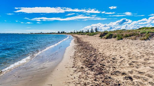 Shoalwater Bay, WA / Australia 14 / 04 / 2020 Largas playas limpias y ferry a Penguin Island en la costa de Point Peron Rockingham. - Foto, imagen