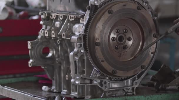 Luftgewehr-Reinigung Reparatur von Schwungrad-Getriebe des Automotors in der Werkstatt Verfilmung. - Filmmaterial, Video
