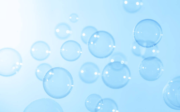 Krásné průhledné modré mýdlo bubliny vznášející se ve vzduchu. Abstraktní rozmazané pozadí. Slavnostní oslava Backdrop. Mýdlové vany Bubliny Voda - Fotografie, Obrázek