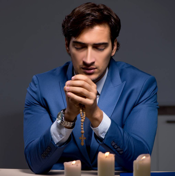 Бизнесмен, работающий допоздна со свечой - Фото, изображение