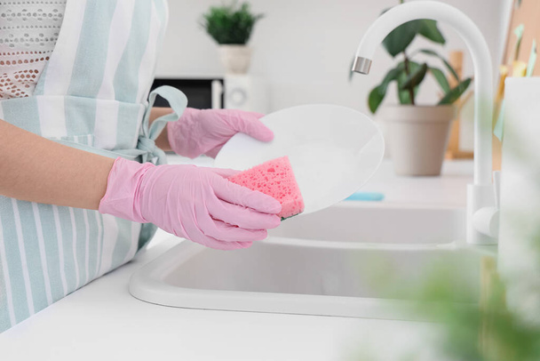 Mulher placa de lavagem com esponja na cozinha, close-up - Foto, Imagem