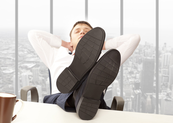 Бизнесмен спит в офисе
 - Фото, изображение