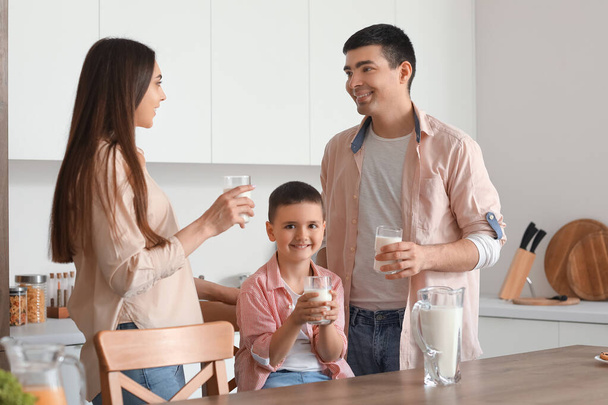 両親と一緒に台所で牛乳を飲んでる男の子 - 写真・画像