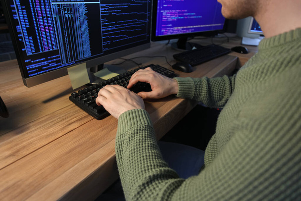Mužský programátor pracující v noci s počítačem v kanceláři, detailní záběr - Fotografie, Obrázek