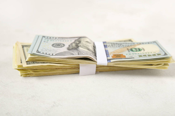 Bundels dollarbankbiljetten met een lichte achtergrond - Foto, afbeelding
