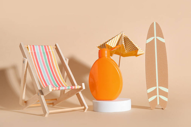 Composition with bottle of sunscreen cream and decor on color background - Фото, изображение