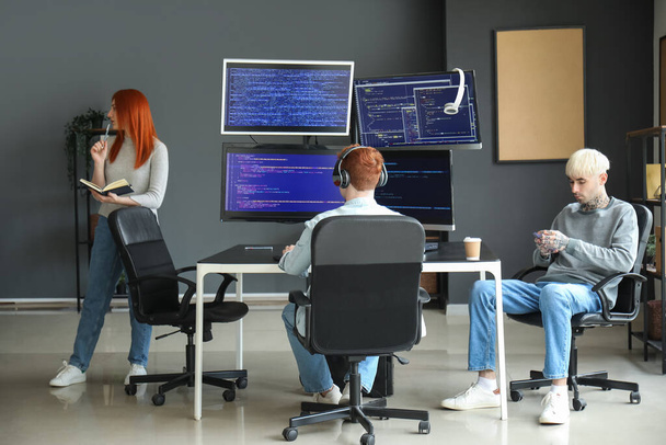 Az irodában dolgozó fiatal programozók csapata - Fotó, kép