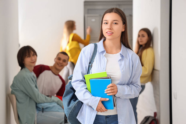 Девочка-подросток с блокнотами в школе - Фото, изображение