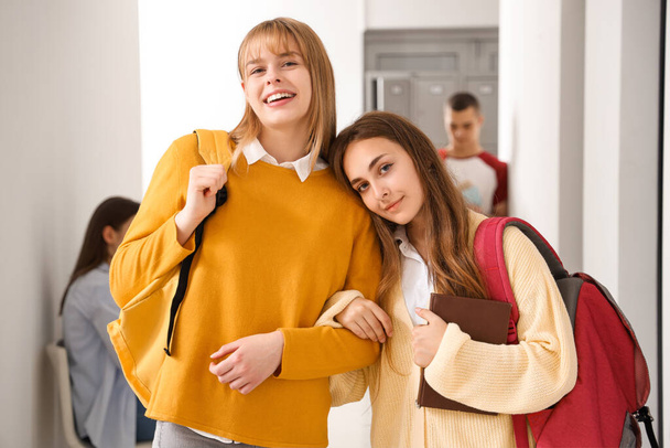 Adolescentes abraçando na escola - Foto, Imagem