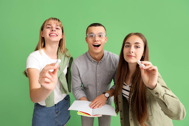 Studenti adolescenti su sfondo verde - Foto, immagini