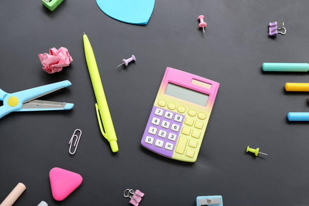 Kalkulator z różny papeteria na czarny tablica - Zdjęcie, obraz