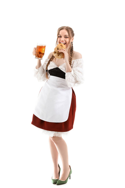 Krásná Oktoberfest servírka s pivem a preclíky na bílém pozadí - Fotografie, Obrázek