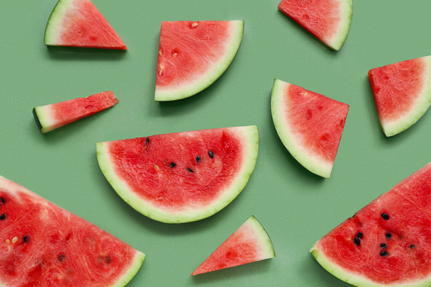 Stücke frischer Wassermelone auf grünem Hintergrund - Foto, Bild