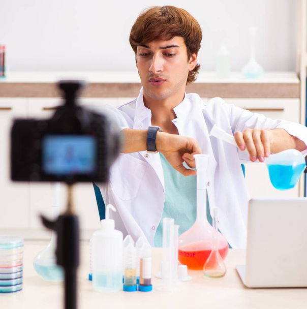 The chemist blogger recording video for his blog - Fotografie, Obrázek