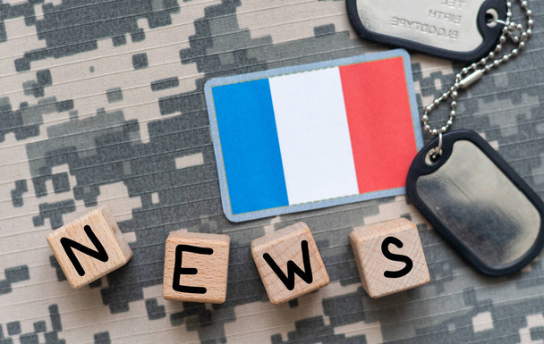 Konsept haber kaynakları - Son dakika haberleri, Fransız ülkeleri bayrağı, karatahta ve ahşap arka plandaki son haberler. Yüksek kalite fotoğraf - Fotoğraf, Görsel