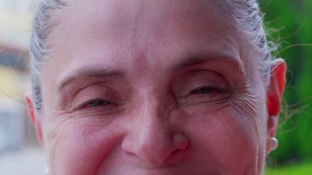 Macro Close-Up da alegre expressão sorridente aos olhos de uma mulher branca de meia-idade madura feliz, retrato apertado - Filmagem, Vídeo
