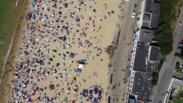UK, ENGLAND, BOURNEMOUTH - 18TH elokuu 2022: Hidas Mo ihmisiä Bournemouth Beach - Materiaali, video
