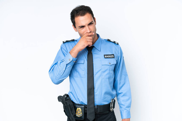 Молодий поліцейський кавказький чоловік ізольований на білому тлі має сумніви і з плутаниною вираз обличчя
 - Фото, зображення
