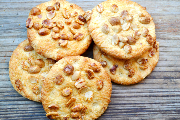 Смачне печиво з зацукрованими арахісом на дерев'яному столі
 - Фото, зображення