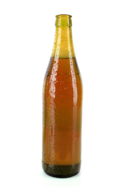 Bierfles met waterdruppels geïsoleerd op wit - Foto, afbeelding