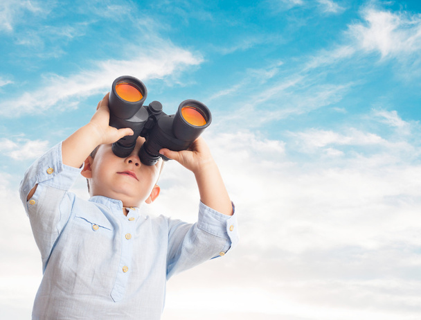 Chlapec při pohledu přes dalekohled - Fotografie, Obrázek