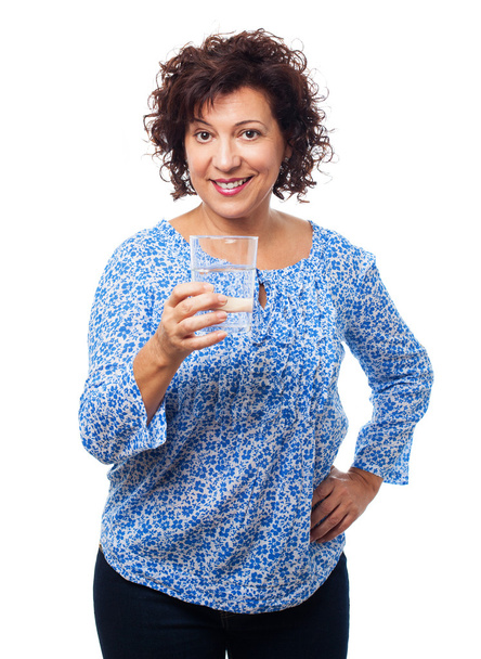 vrouw met een glas water - Foto, afbeelding