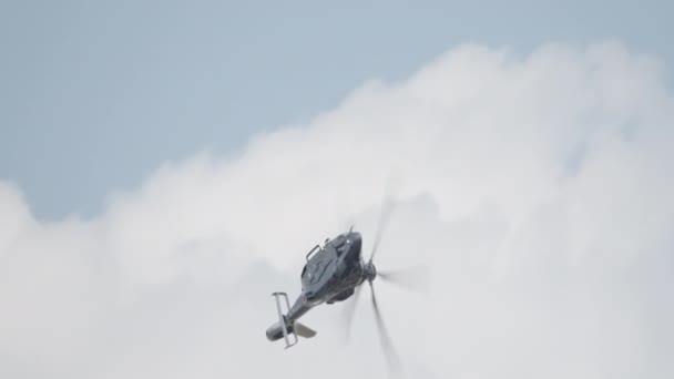 H160 commerciële helikopter tijdens vlucht op lage hoogte - Video