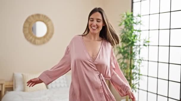 Young beautiful hispanic woman smiling confident dancing at bedroom - Materiaali, video