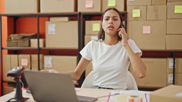 Mujer afroamericana comercio electrónico trabajador de negocios hablando en el teléfono inteligente discutiendo en la oficina - Metraje, vídeo