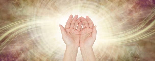 Snímání Golden Healing Life Force Energy Healing Vibes - samičí otevřená ruka obrácená ven proti bílému a zlatému spirálovitému vířícímu energetickému poli na pozadí s kopírovacím prostorem - Fotografie, Obrázek