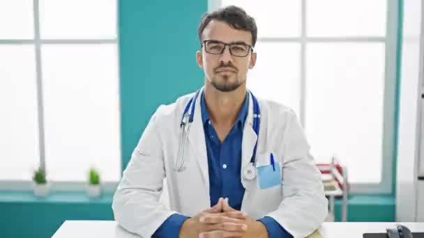 Joven médico hispano haciendo pulgares en la clínica - Metraje, vídeo