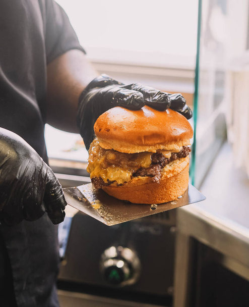 Yüksek kalite malzemeli süper gurme burger. - Fotoğraf, Görsel
