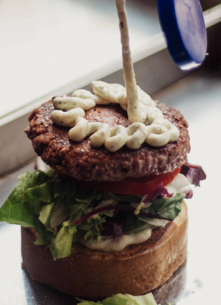 Szuper ínyenc burger kiváló minőségű összetevőkkel - Fotó, kép