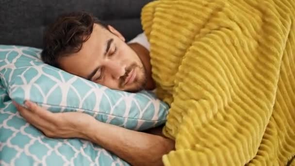 Jeune homme hispanique couché sur le canapé dormant à la maison - Séquence, vidéo