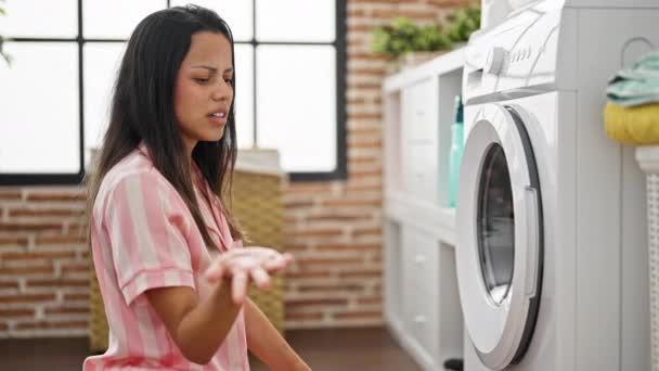 Mladá krásná hispánská žena čtení instrukce pračky v prádelně - Záběry, video