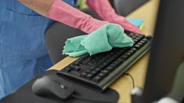 Mulher de meia idade profissional limpador de limpeza teclado no escritório - Filmagem, Vídeo
