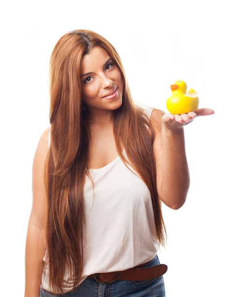 Chica sosteniendo un juguete de pato
 - Foto, imagen