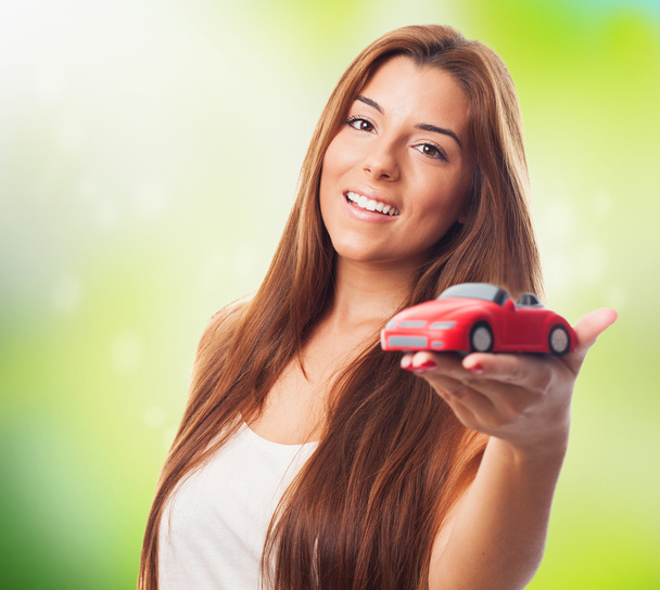Femme tenant un jouet de voiture rouge
 - Photo, image