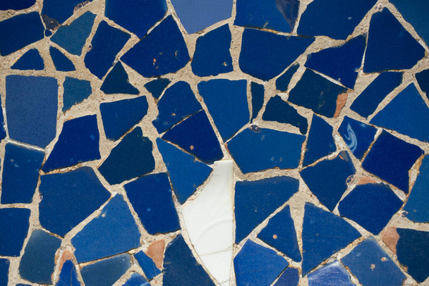 detail van het mozaïek van het barcelona park guell spanje gaudi meesterwerk - Foto, afbeelding