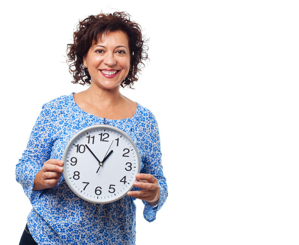 Volwassen vrouw met een klok - Foto, afbeelding