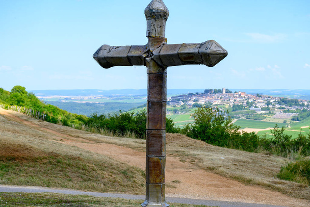 Kilátás kereszt és Sancerre, középkori dombtetőn város Cher megyében, Franciaország kilátással Loire völgyben Sancerre Chavignol appellation szőlőültetvények, híres a fehér száraz bor - Fotó, kép