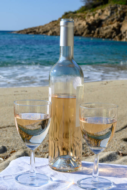 Kesäaika Provencessa, kaksi lasillista kylmää ruusuviiniä hiekkarannalla lähellä Saint-Tropezia aurinkoisena päivänä, Var-osasto, Ranska. - Valokuva, kuva