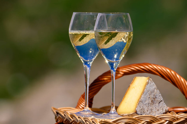 Sajt és bor, száraz fehér Roussette de Savoie vagy Vin de Savoie bor a Savoy régió tomme sajt szolgált Col du Galibier határ Savoy régió, Franciaország, kilátás az Alpok hegyek . - Fotó, kép
