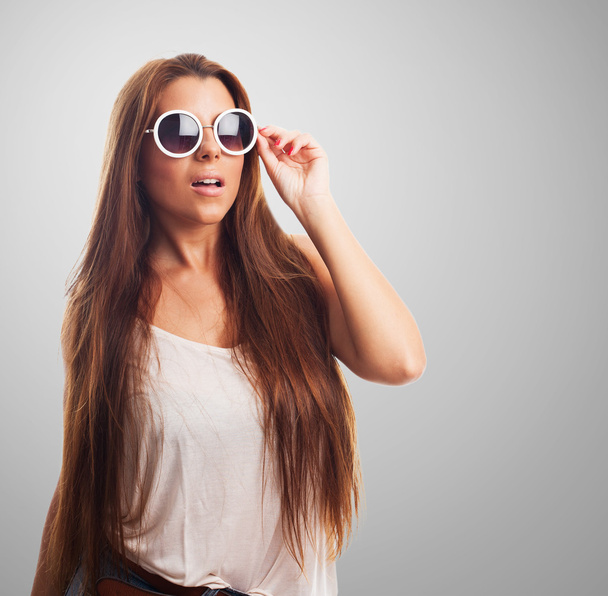 Femme portant des lunettes de soleil rondes
 - Photo, image