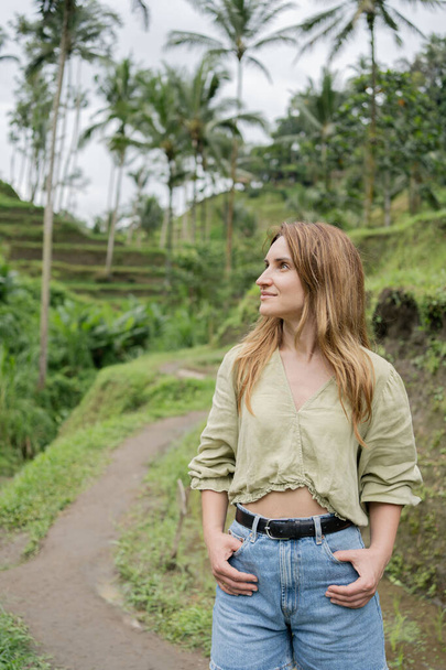 woman travelling in Asia, walking in rice paddies in Bali, freedom feeling, explore. - Foto, Bild