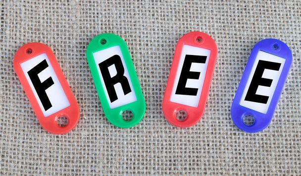 Çuval bezi arkaplanda ücretsiz sözcüğüyle renkli etiket. - Fotoğraf, Görsel