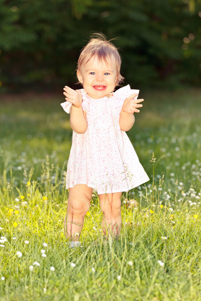 Little girl in the park - Φωτογραφία, εικόνα