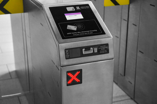 Εμπόδια εισιτηρίων στην είσοδο του μετρό, Πύλη του μετρό με μια πινακίδα δεν εισέρχονται - Φωτογραφία, εικόνα