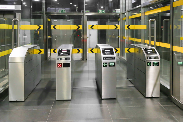 Barreiras de bilhetes na entrada do metro, Metro Gate - Foto, Imagem