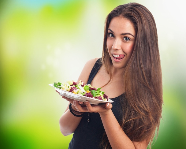 Frau hält köstlichen Salat in der Hand - Foto, Bild
